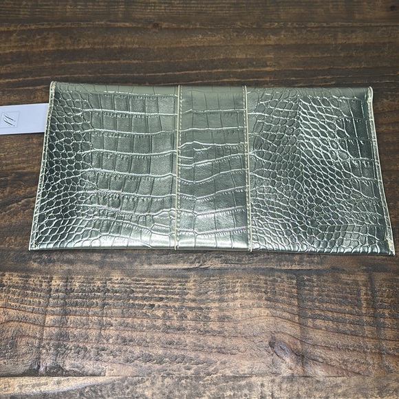 JJ Winters Embossed Vegan Leather "Nikki" Clutch Bag Platinum Metallic Crocodile - Picture 3 of 4